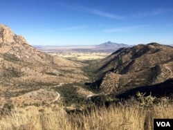 La barrera entre EE.UU. y México se ve en la distancia desde el Paso Montezuma, en el Monumento Nacional de Coronado en Arizona. (Ramon Taylor/VOA).