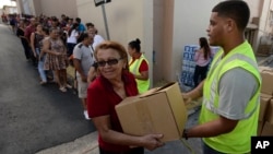 Distribution de fournitures et d'eau potable à l'hôtel de ville de Morovis, à Porto Rico, le 21 décembre 2017.