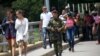 Guardias de seguridad en Colombia vigilan el puente internacional Simón Bolívar, en Cúcuta, Colombia, fronterizo con Venezuela.