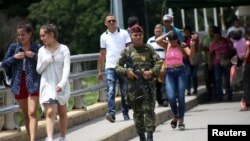 Guardias de seguridad en Colombia vigilan el puente internacional Simón Bolívar, en Cúcuta, Colombia, fronterizo con Venezuela.