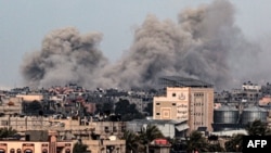 Slika snimljena iz Rafaha u južnom pojasu Gaze prikazuje dim koji se diže iznad zgrada u Khan Yunisu nakon izraelskog bombardiranja 5. februara 2024.