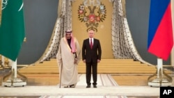 Saudiya Arabistoni Qiroli Salmon (chapda) Rossiya Prezidenti Vladimir Putin bilan, Moskva, Rossiya, 5-oktabr, 2017-yil.