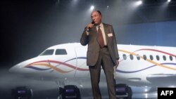 Serge Dassault, industriel et homme politique français, intervient à Mérignac lors de l'inauguration du premier avion Falcon 7X, le 15 février 2005.