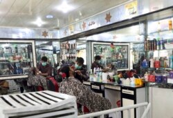 Salon tempat cukur jenggot di Kabul, Afghanistan, Selasa, 12 Januari 2021. (AP Photo/Rahmat Gul)