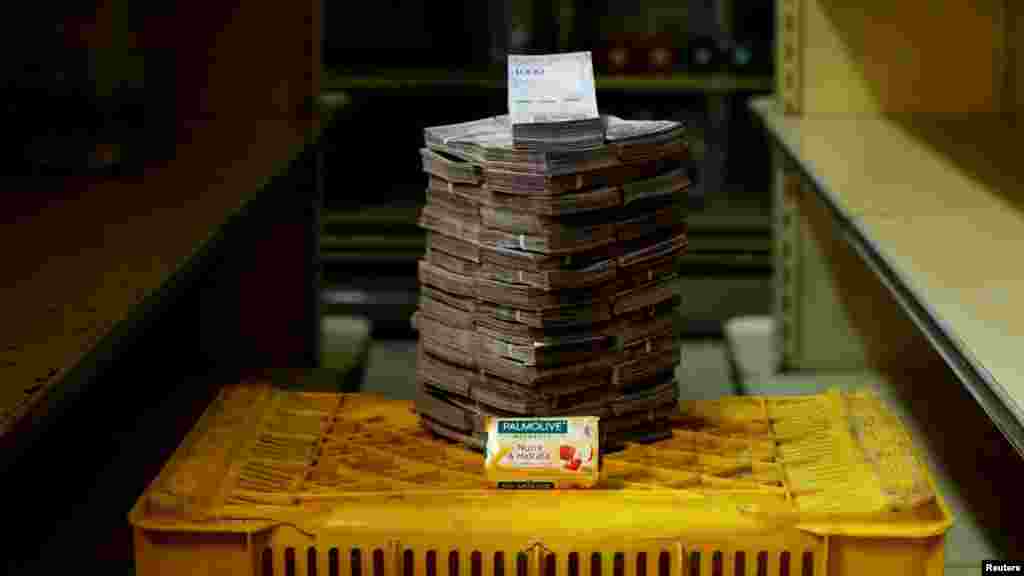 Una barra de jabón junto a 3.500.000 bolívares, su precio, y el equivalente de 0,53 dólares, en un mini mercado en Caracas, Venezuela, el 16 de agosto de 2018. 