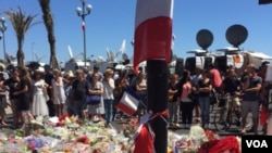 Mọi người tập trung ở Nice để bày tỏ sự kính trọng tới những nạn nhân của vụ tấn công hôm thứ Năm, ngày 6 tháng 7 năm 2016. (L.ringe / VOA)