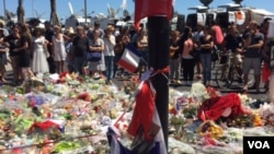 People gather in Nice to reflect and pay respects to the victims of Thursday's attack, July, !6 2016. (L. Ringe/VOA)