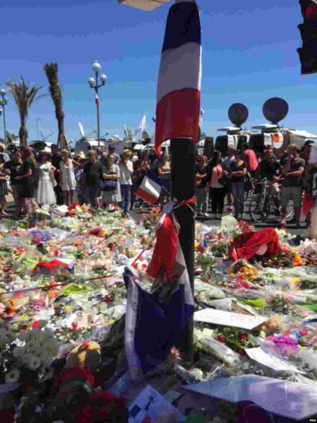 People gather in Nice to reflect and pay respects to the victims of Thursday's attack, July, !6 2016. (L. Ringe/VOA)