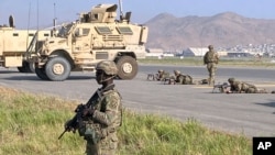 Vojnici SAD na položaju na pisti međunarodnog aerodroma u Kabulu, Afganistan, 16. avgusta 2021.