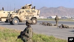 Vojnici SAD na položaju na pisti međunarodnog aerodroma u Kabulu, 16. avgusta 2021. (Foto: AP)