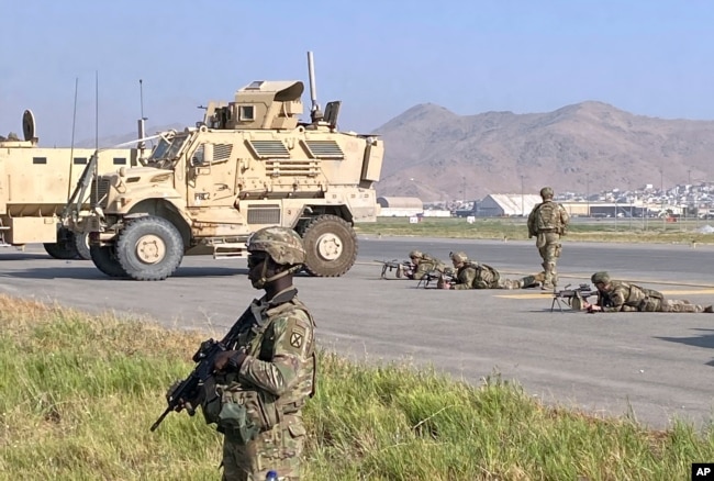 美军士兵守卫在阿富汗的喀布尔国际机场。（2021年8月16日）