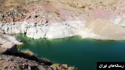 تصویری از کاهش آب یک سد در ایران بر اثر خشکسالی - آرشیو