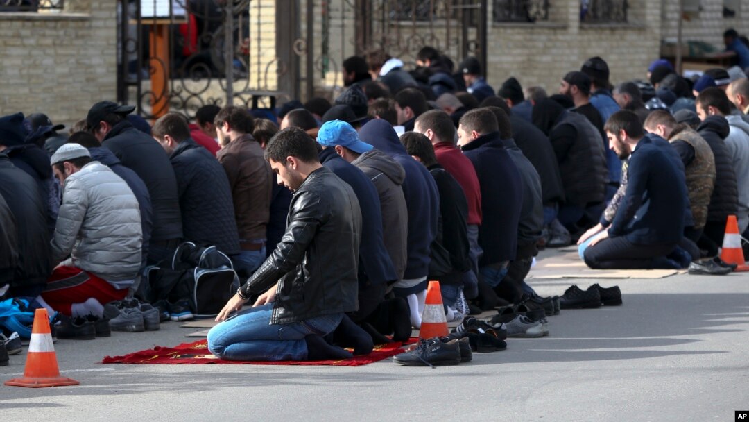 Men tasodifan gey pornosini kordim. Ogil onasini sikadi