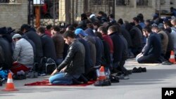 Pria Muslim melakukan shalat Jumat di kota Makhachkala, Dagestan, Rusia (foto: dok). 