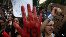 La desaparición de los estudiantes desencadenó una serie de protestas en México y en EE.UU. y dejó en evidencia la corrupción de muchas de las autoridades mexicanas. 