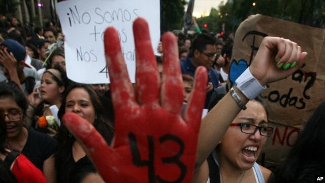 La desaparición de los estudiantes desencadenó una serie de protestas en México y en EE.UU. y dejó en evidencia la corrupción de muchas de las autoridades mexicanas. 