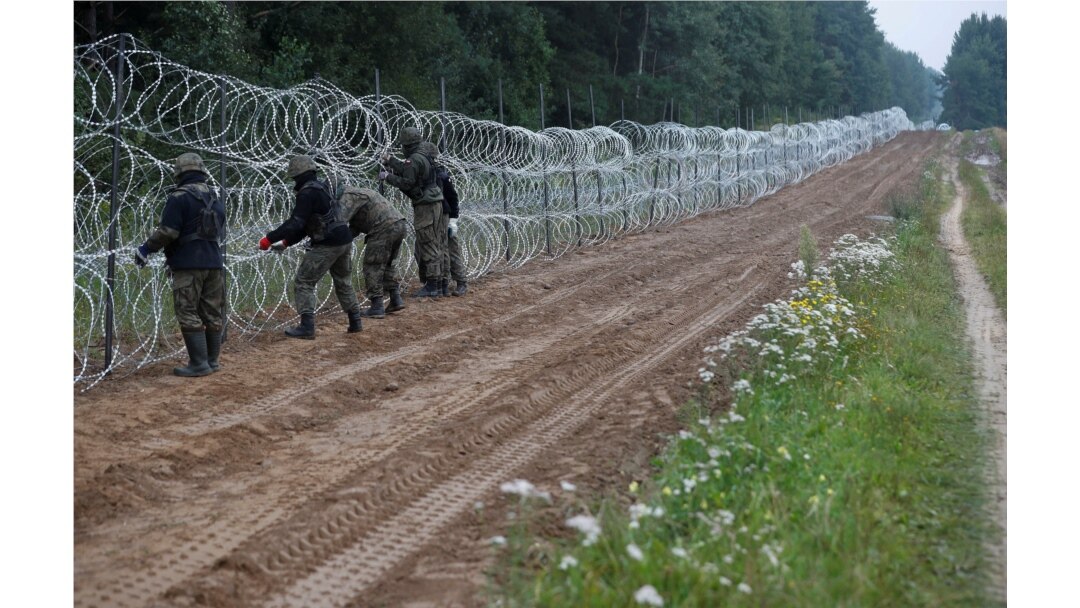 Tentara Polandia membangun pagar di perbatasan antara Polandia dan Belarus di dekat desa Nomiki, Polandia, 26 Agustus 2021. (REUTERS/Kacper Pempel/File Foto)