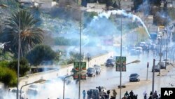 Policija ispaljuje suzavac na demonstrante tokom ispraćaja posmrtnih ostataka ubijenog lidera sekularne opozicije Čokrija Belaida
