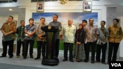Wamenkumham, Denny Indrayana, didampingi para Pegiat LSM Anti Korupsi memberikan keterangan pers seusai melakukan dialog dengan Presiden Yudhoyono di Istana Negara, Jakarta, Rabu (25/1).