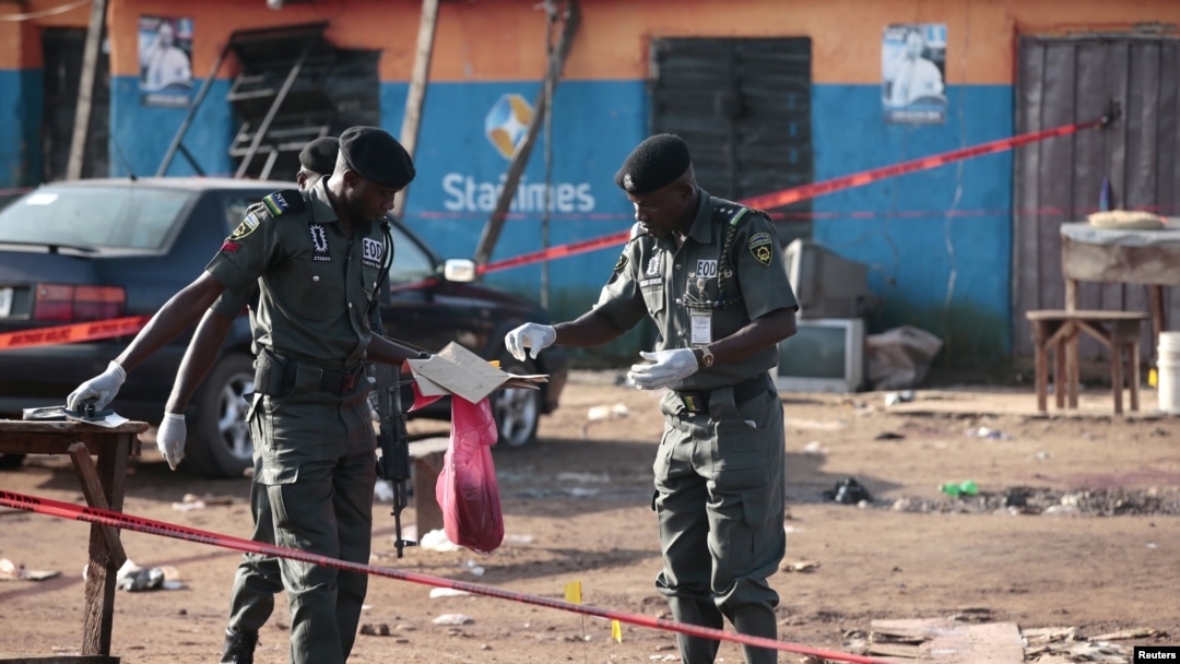Polisi tengah mengumpulkan bukti dari lokasi ledakan di Nyanya, dekat kota Abuja, Nigeria (3/10).