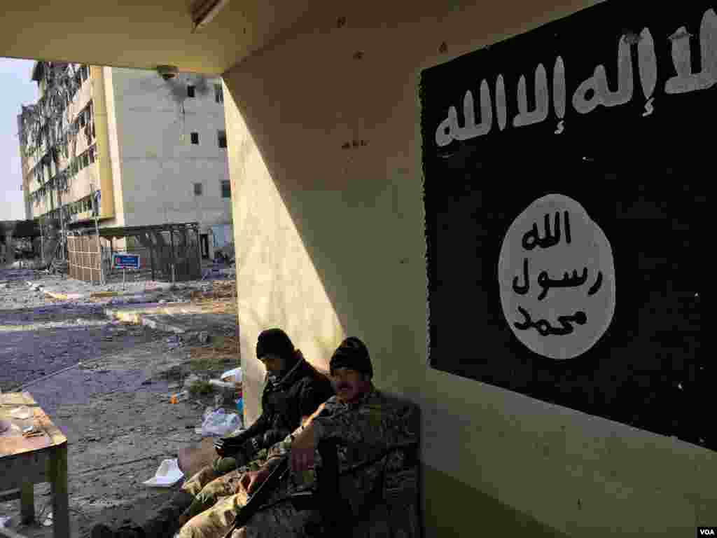 An Islamic State flag is seen on a the wall at Salam Hospital before it was removed by Iraqi forces, in Mosul, Iraq, Jan. 12, 2017. (K. Omar/VOA Kurdish)