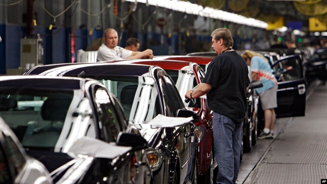 ARSIP – Foto yang diambil hari Selasa, 15 Juni 2010 memperlihatkan para pekerja di fasilitas perakitan kendaraan General Motors di Lordstown, Ohio memberikan sentuhan akhir pada Chevy Cobalts (foto: AP Photo/Mark Duncan, Arsip)