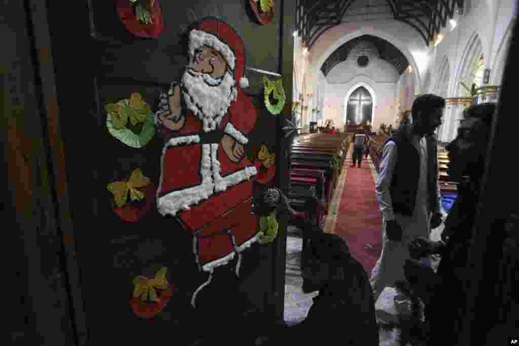 Los cristianos paquistaníes decoran una iglesia antes de las vacaciones de Navidad, en Peshawar, Pakistán.