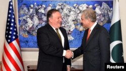 Le ministre des Affaires étrangères du Pakistan, Shah Mehmood Qureshi, serre la main au secrétaire d'Etat américain Mike Pompeo à Islamabad, au Pakistan, le 5 septembre 2018.