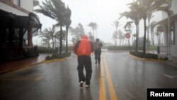 Người dân đi bộ trên một con đường ở Florida hôm 10/9.