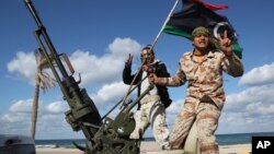 Milisi Libya yang menguasai ladang-ladang minyak menuntut pemerintahan otonomi (foto: dok). 