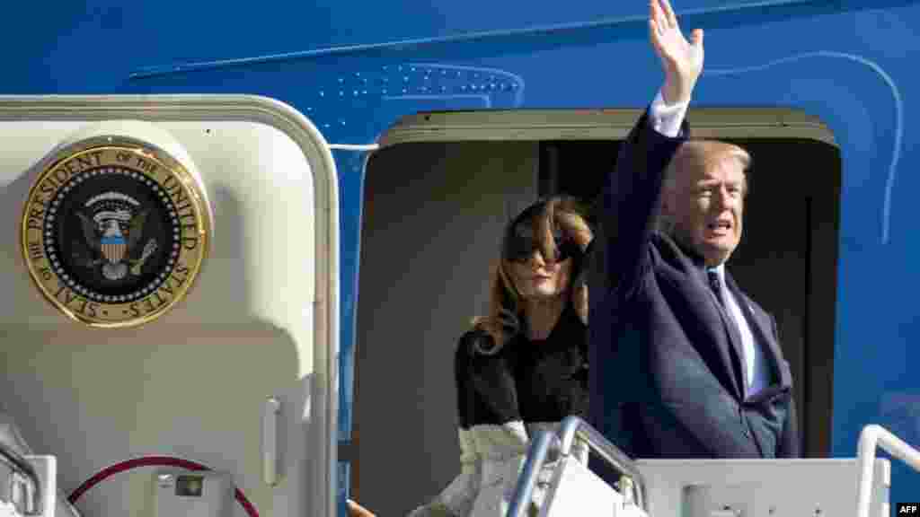 Le président des États-Unis Donald Trump, et la Première dame Melania Trump arrivent à la base aérienne de Yokota, le 5 novembre 2017