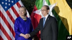 La secretaria Hillary Clinton se reunió con Thein Sein, el presidente de Myanmar, país sancionado por EE.UU. desde mayo de 1997, en materia de comercio e inversiones.