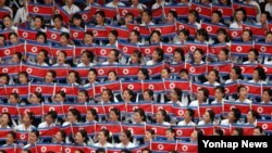 지난 2003년 8월 대구 월드컵경기장에서 열린 하계 유니버시아드 대회 개회식에서 북한 응원단이 응원하고 있다. (자료사진)