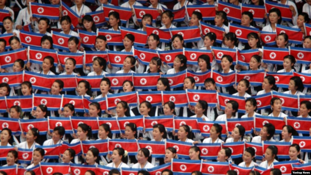 지난 2003년 8월 대구 월드컵경기장에서 열린 하계 유니버시아드 대회 개회식에서 북한 응원단이 응원하고 있다. (자료사진)