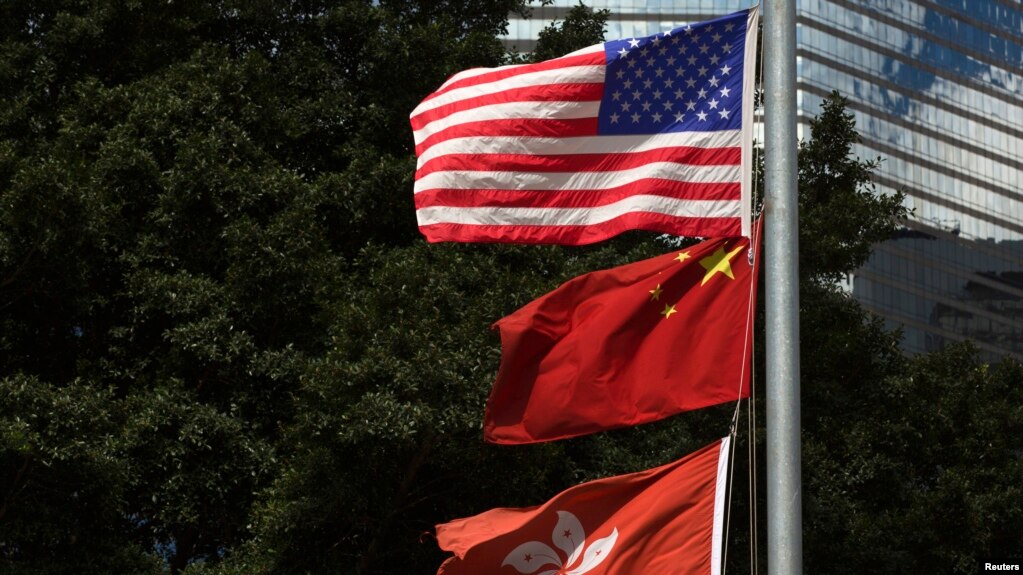 资料照：2013年6月27日美国、中国和香港旗帜在香港分域码头飘扬。(photo:VOA)