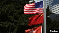 資料照：2013年6月27日美國、中國和香港旗幟在香港分域碼頭飄揚。