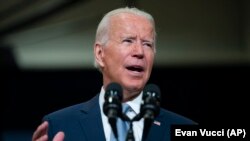 Presiden Joe Biden memberikan sambutan tentang belanja infrastruktur di McHenry County College, Rabu, 7 Juli 2021. (Foto: AP/Evan Rucci)