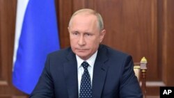 블라디미르 푸틴 러시아 대통령이 29일 TV로 중계된 대국민 담화를 통해 정부가 추진해온 연금 개혁안을 완화하겠다고 밝혔다.