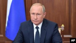 El presidente de Rusia, Vladimir Putin, habló en la TV estatal desde el Kremlin en Moscú, el miércoles, 29 de agosto de 2018.