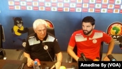 L'entraîneur de la Tunisie Henryk Kasperczak et le capitaine Syam Ben Youssef donnent aussi une de conférence de presse au stade de Franceville, Gabon, 14 janvier 2017. (VOA/Amedine Sy)