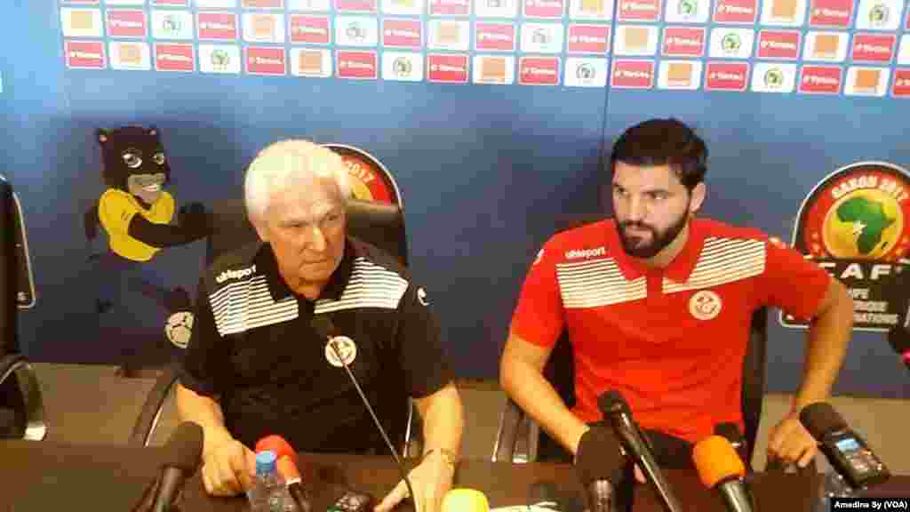 L'entraîneur de la Tunisie Henryk Kasperczak et le capitaine Syam Ben Youssef donnent aussi une de conférence de presse au stade de Franceville, Gabon, 14 janvier 2017. (VOA/Amedine Sy)