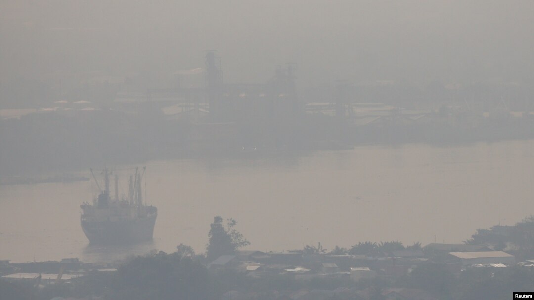 A cargo ship is seen through air pollution along the Chao Phraya river in Bangkok, Thailand, January 11, 2019. REUTERS/Athit Perawongmetha