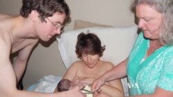 More US Women Birthing The Old-Fashioned Way