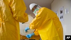 미국 질병예방통제센터(CDC) 요원들이 에볼라 바이러스를 취급 요령을 훈련한 뒤 손을 소독하는 모습.