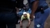 Un homme est arrêté par des membres de la police métropolitaine d'Ekurhuleni dans la banlieue de Katlehong, à Johannesburg, lors d'actes de violence anti-étrangers, le 5 septembre 2019.