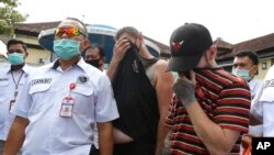 Polisi mengawal Collum Park (kanan), dan Aaron Wayne Coyle (kedua dari kanan), menuju mobil polisi di markas polisi daerah di Denpasar, Kamis, 3 September 2020.