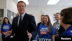 영국의 EU 잔류를 지지하는 데이비드 캐머런 영국 총리가 21일 런던 남부 원즈워스 시에서 EU 잔류 운동 자원봉사자들과 대화하고 있다.