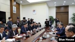 문재인 한국 대통령이 4일 청와대에서 열린 국가안전보장회의(NSC) 전체회의를 주재하고 있다. 
