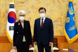 방한 중인 웬디 셔먼 미국 국무부 부장관이 22일 청와대에서 문재인 한국 대통령을 예방했다.