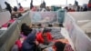 Migranti iz kampa u BiH čekaju u autobusima, relokacija zaustavljena